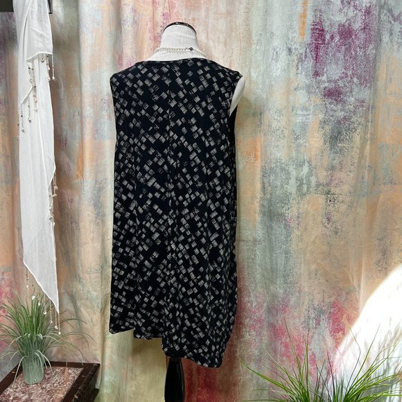 ๐Apt. 9 Asymmetrical Sleeveless long Top - Picture 6 of 12